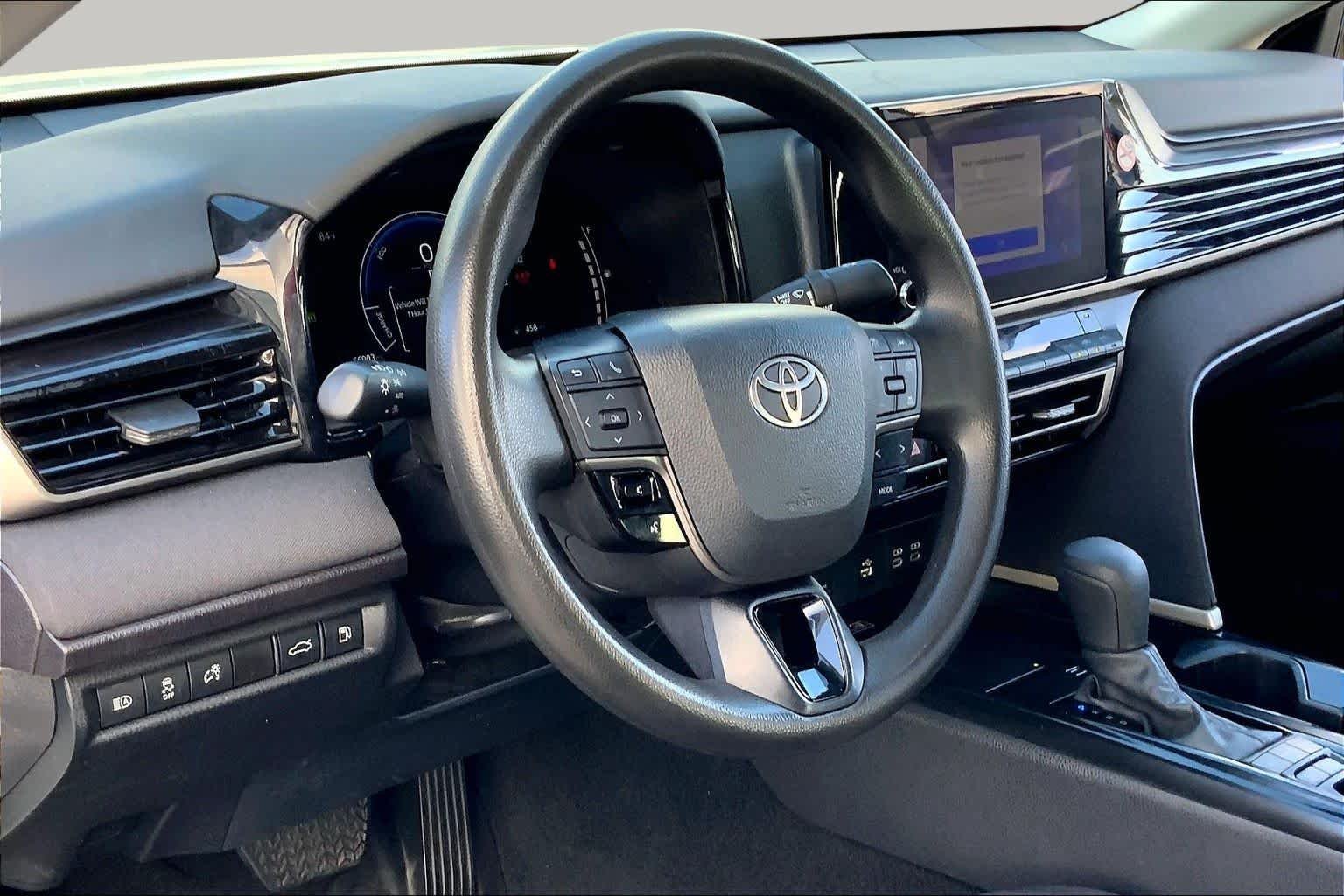 Used 2025 Ice Cap Toyota LE image 17