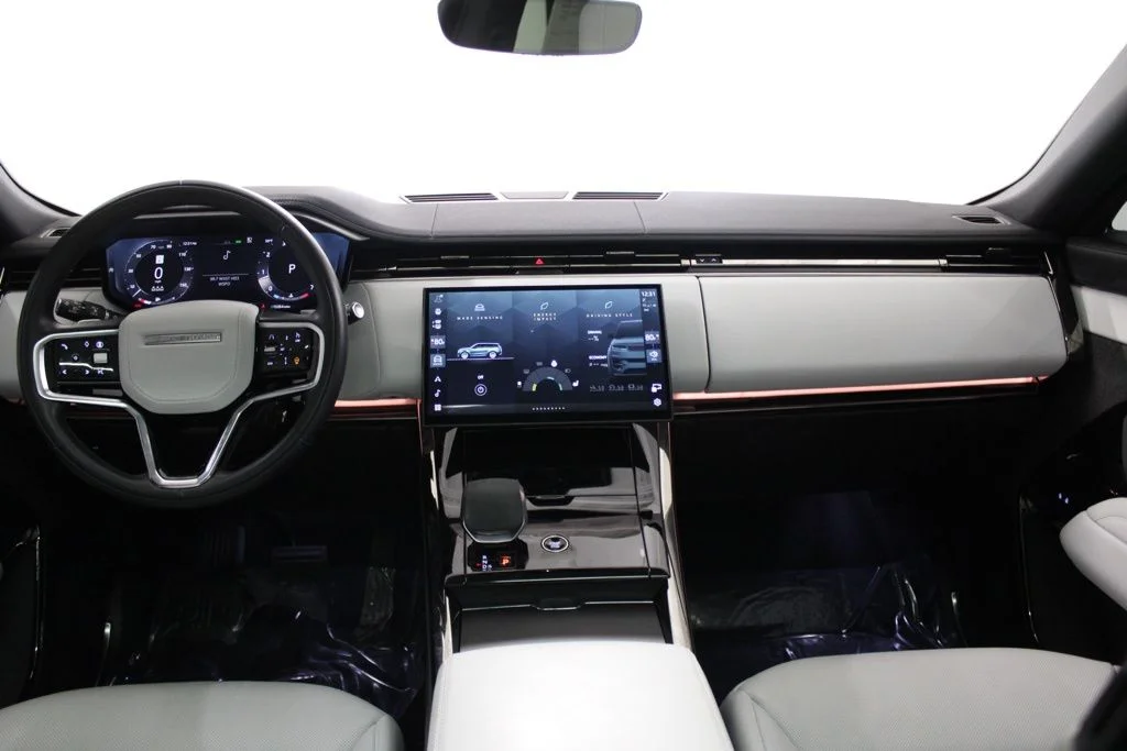 Used 2024 White Land Rover SE image 30