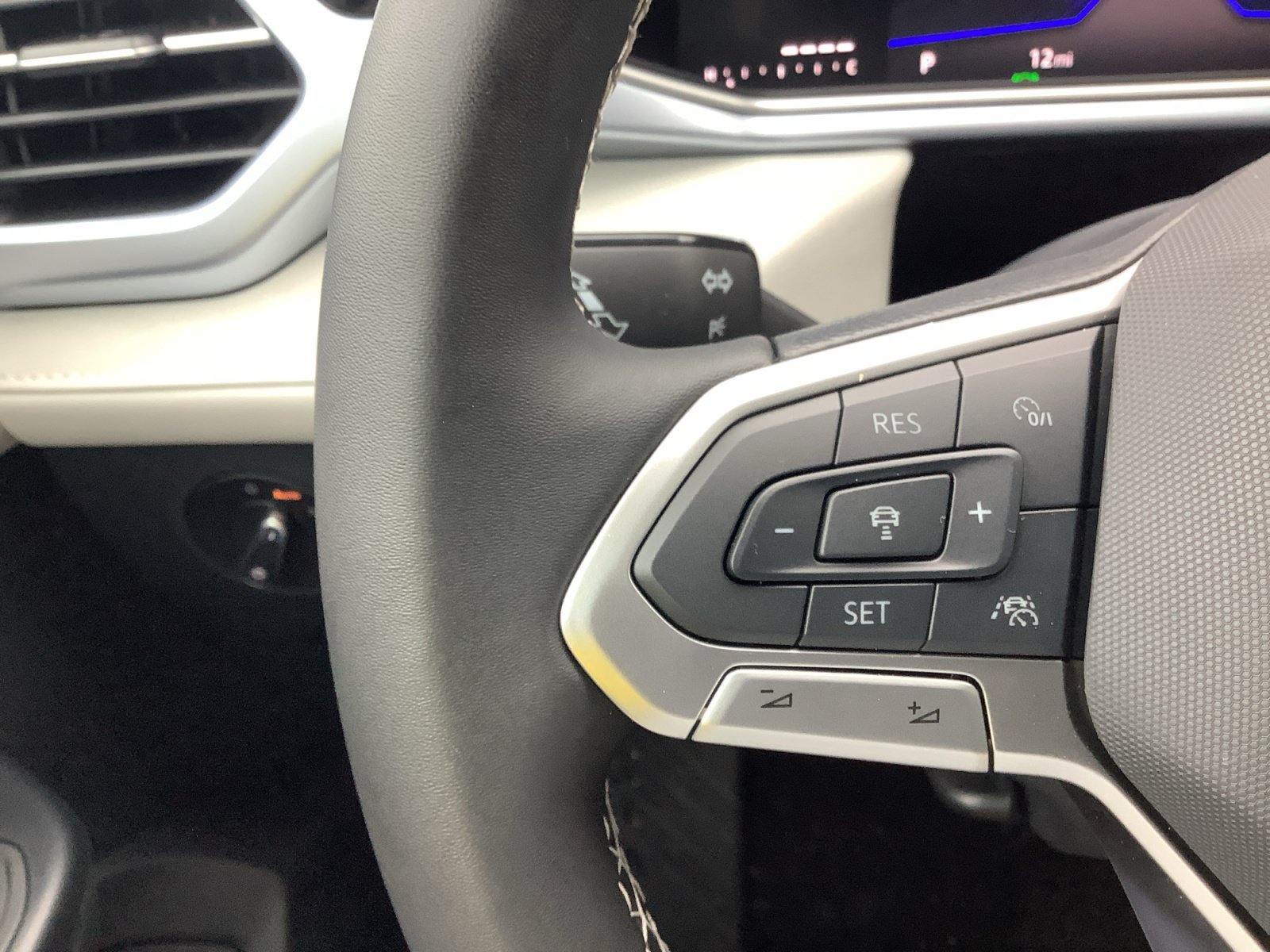 New 2026 Platinum Gray Metallic Volkswagen SE image 27