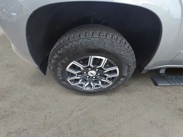 Used 2024 Silver Chevrolet Z71 image 14