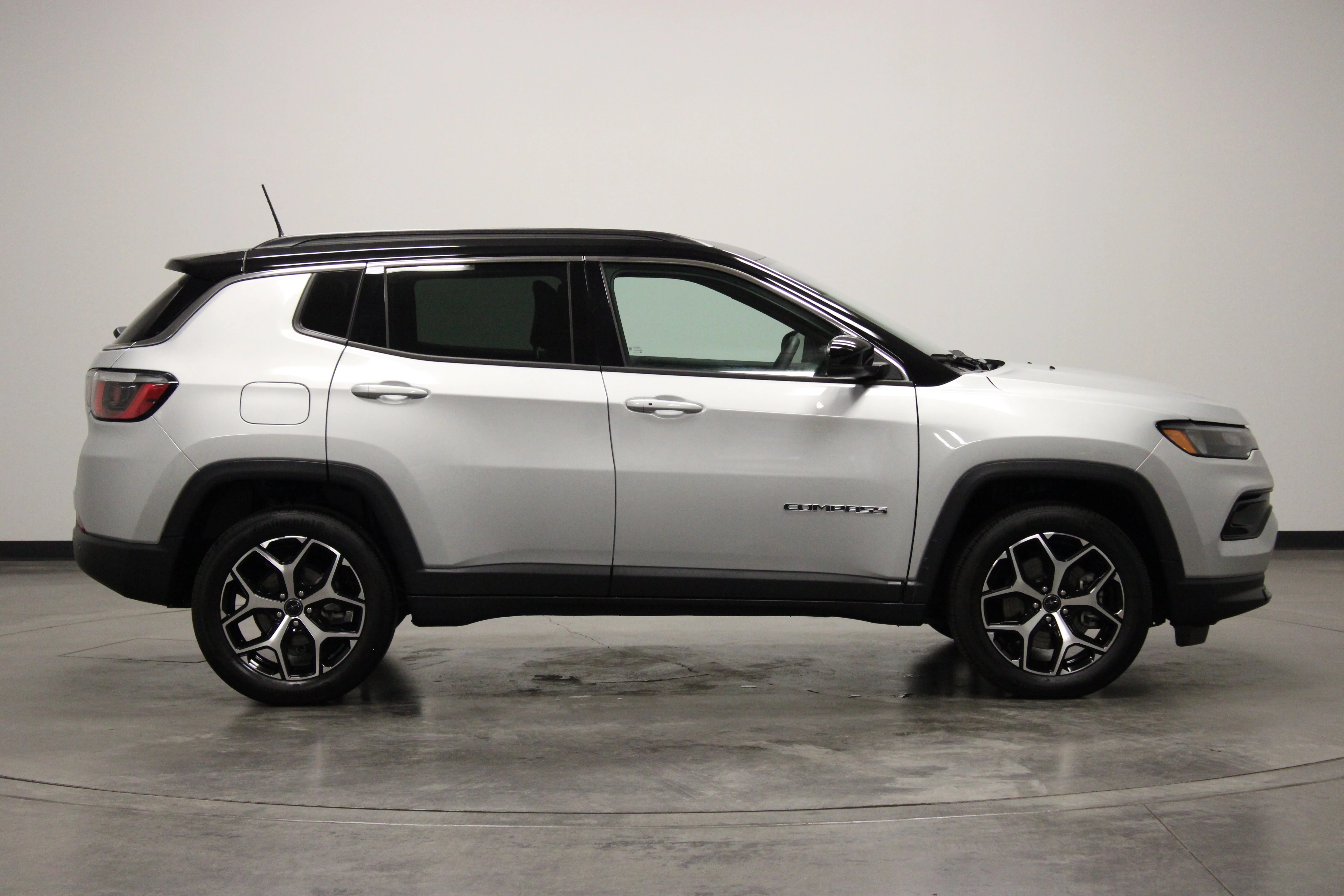 Used 2025 Silver Zynith Metallic Clearcoat Jeep Limited image 9