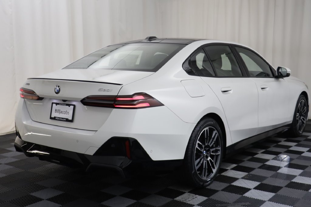 New 2027 Mineral White Metallic BMW 530i xDrive image 17