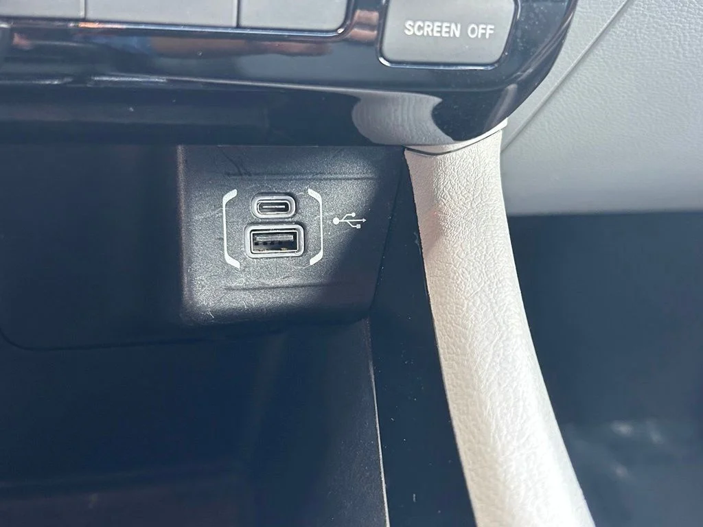 Used 2024 White/off-white Jeep Limited image 17