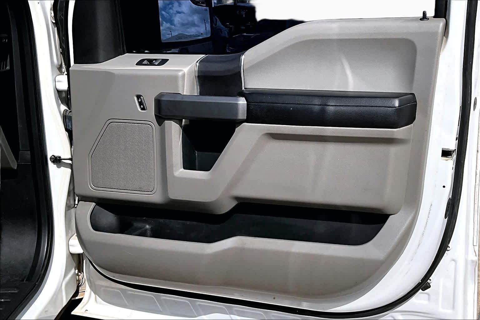 Used 2015 Oxford White Ford XLT image 21