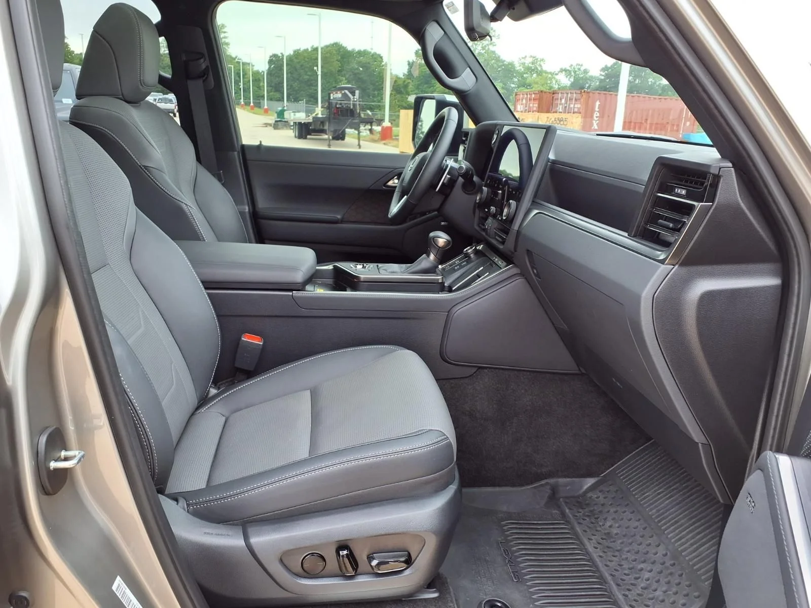 Used 2025 Silver Lexus 550 Luxury+ image 22