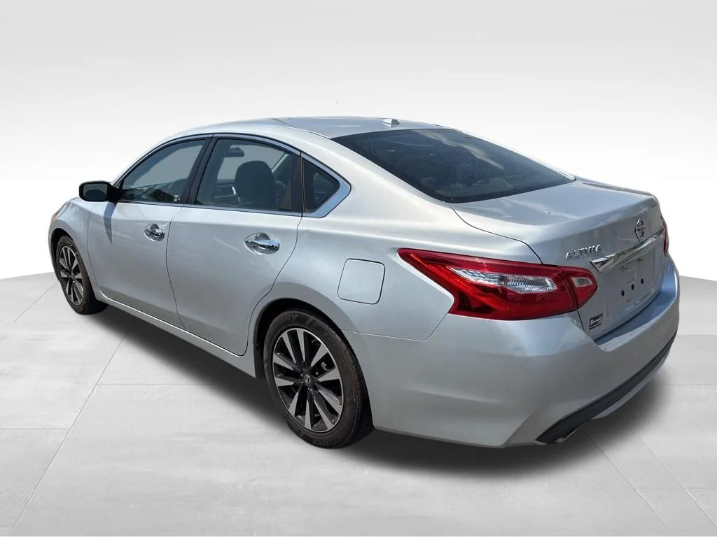 Used 2017 Silver Nissan 2.5 SV image 3