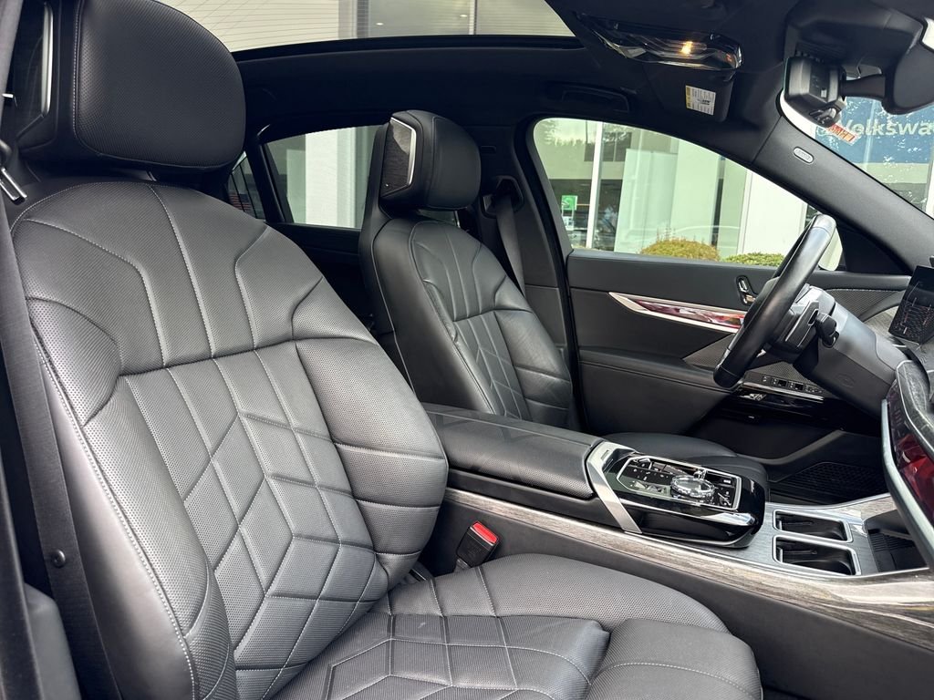 2025 BMW 7 Series 740i - Photo 28