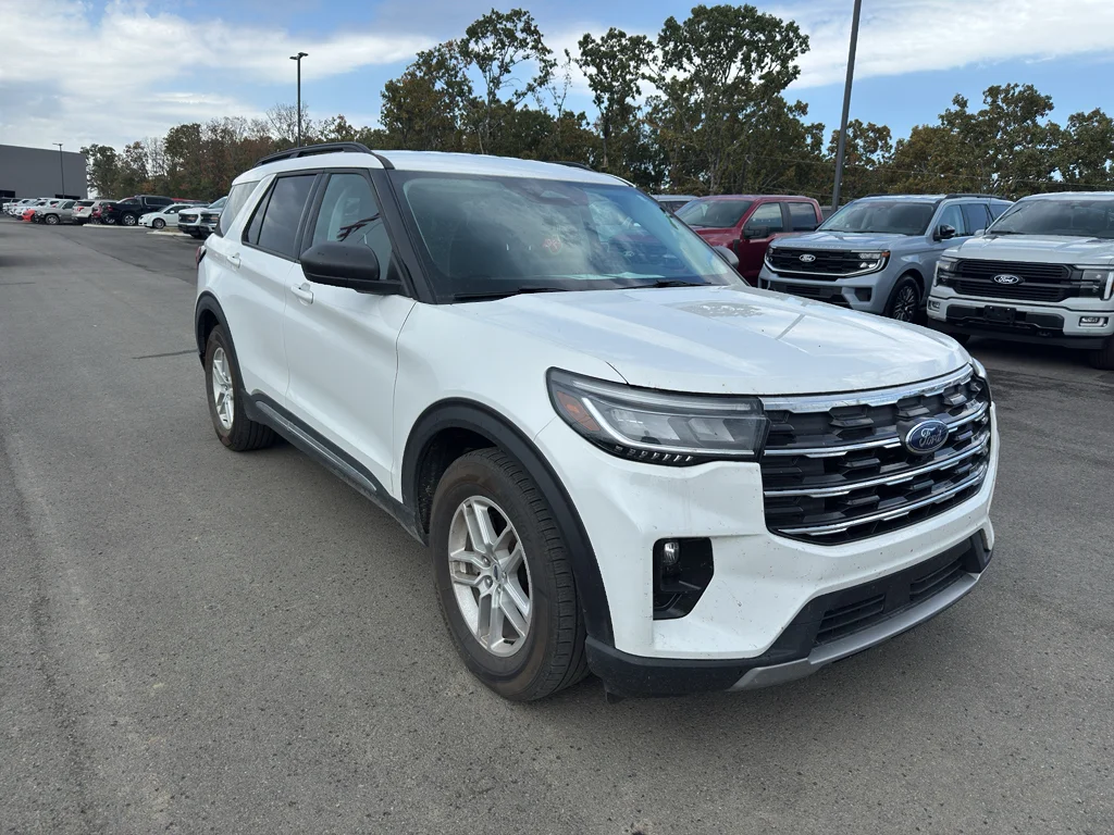 Certified Used 2025 Star White Ford Active image 3