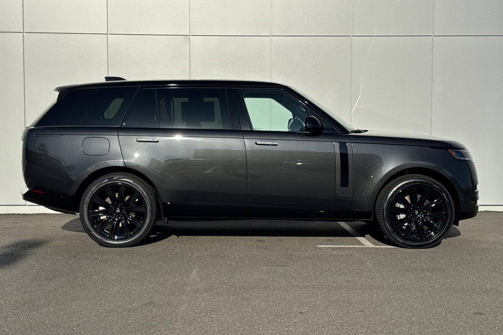 New 2027 Carpathian Grey Land Rover SE image 6