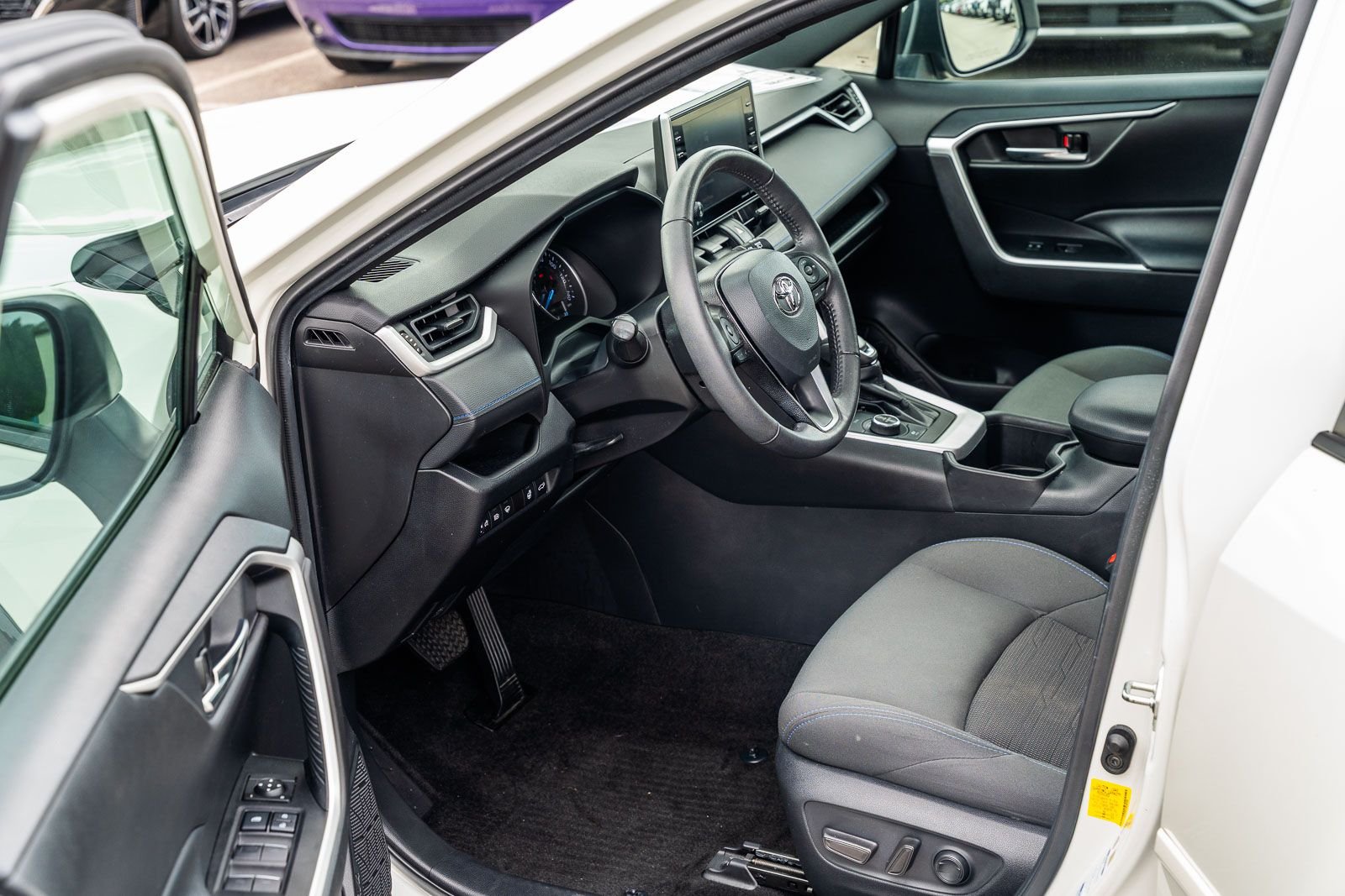 2022 Toyota RAV4 SE - Photo 17