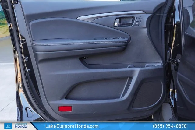 New 2025 Crystal Black Pearl Honda AWD RTL image 13