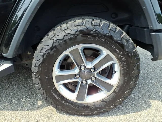 Used 2018 Black Jeep Sahara 4x4 image 9