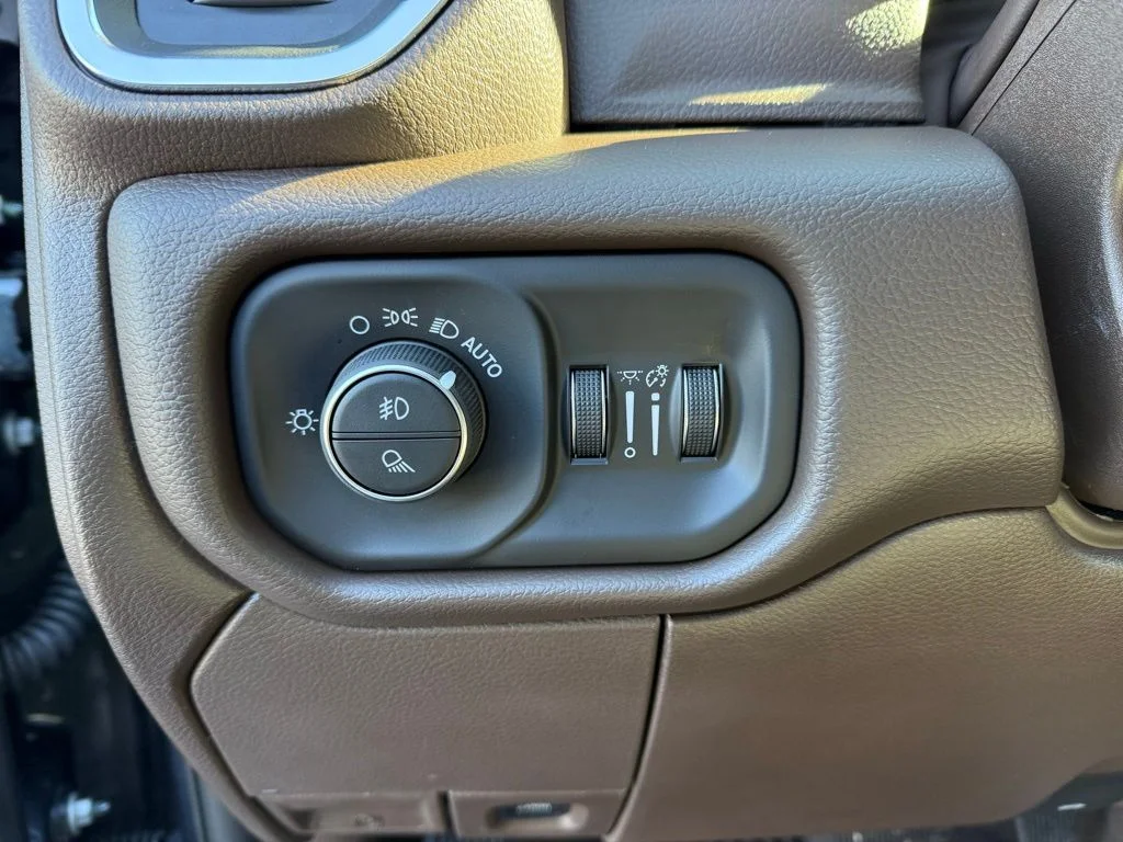 2026 RAM 3500 Laramie - Photo 14