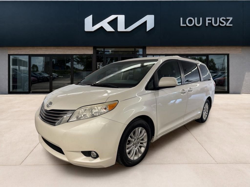 2015 Toyota Sienna XLE V6 7-Passenger Access Seat's photo