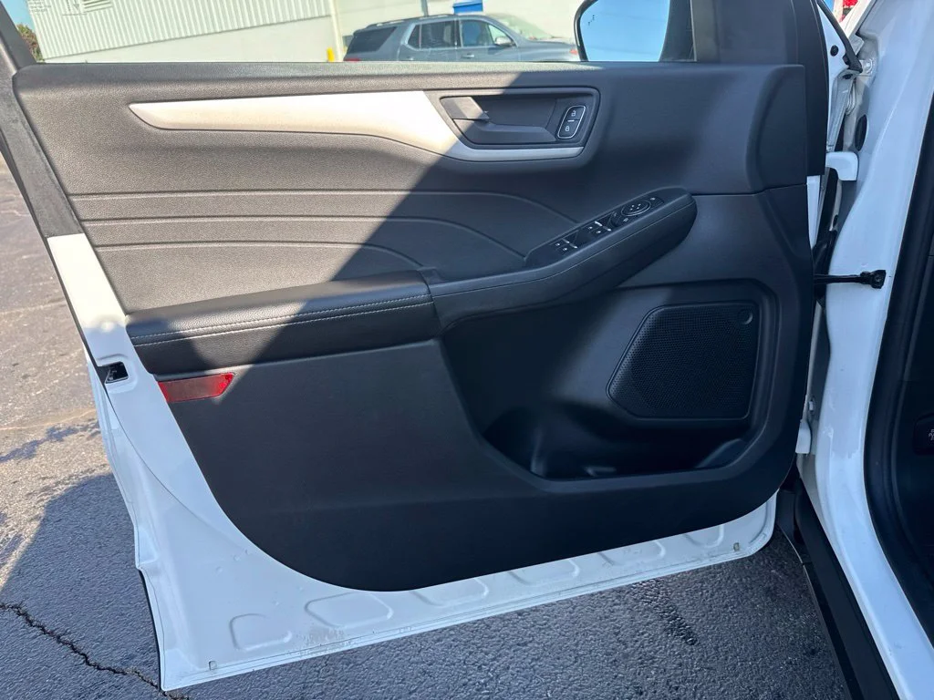 Certified Used 2022 White Metallic Ford SE image 17
