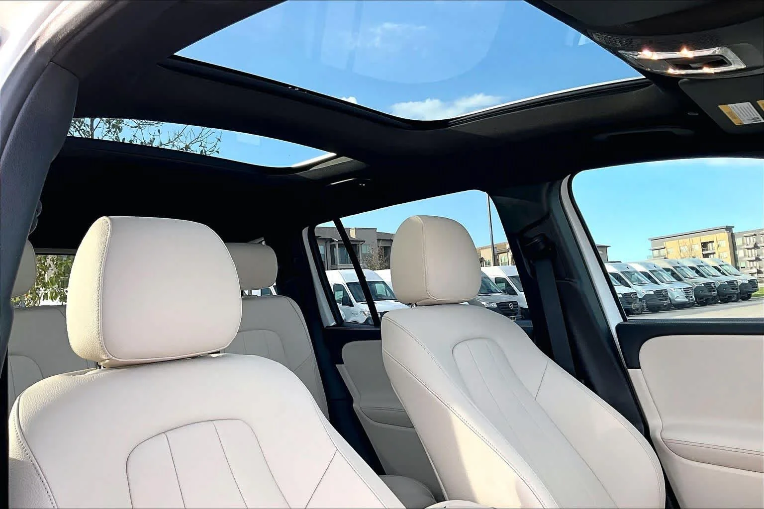 New 2026 Polar White Mercedes-Benz GLB 250 image 22