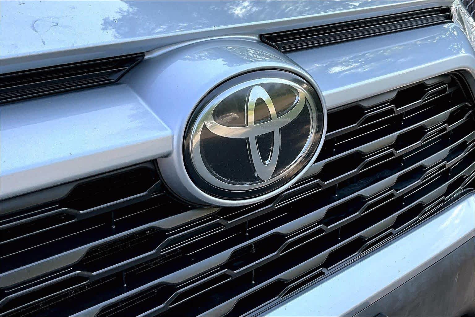 Used 2020 Silver Sky Metallic Toyota XLE image 30
