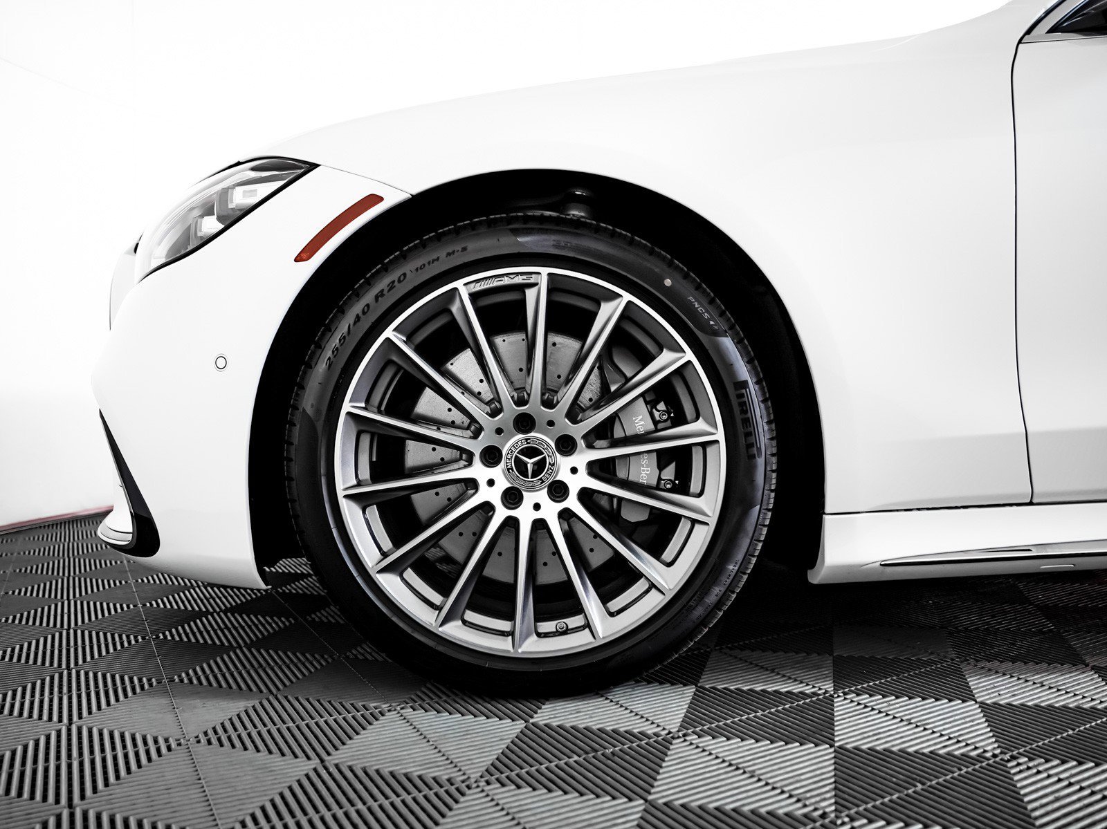 New 2026 MANUFAKTUR Moonlight White Metallic Mercedes-Benz S 580 image 6