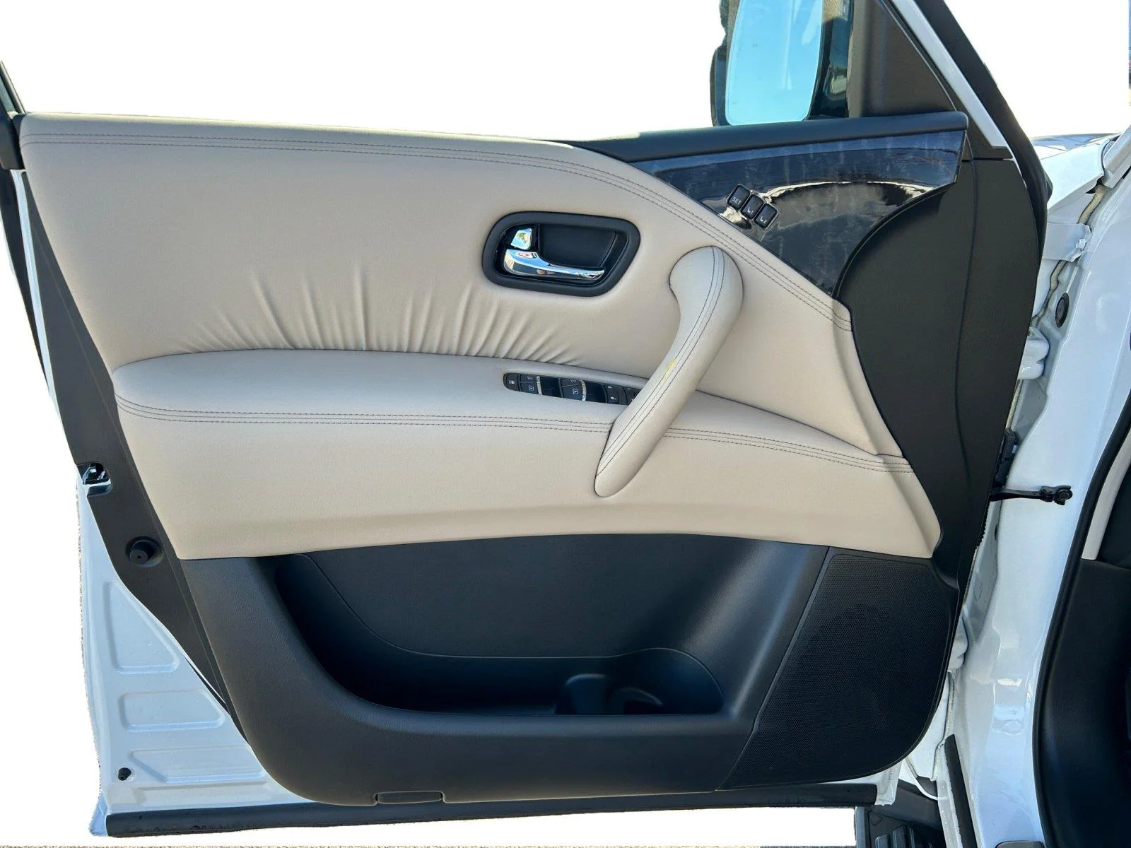 Used 2023 Aspen White Tricoat Nissan Platinum image 9