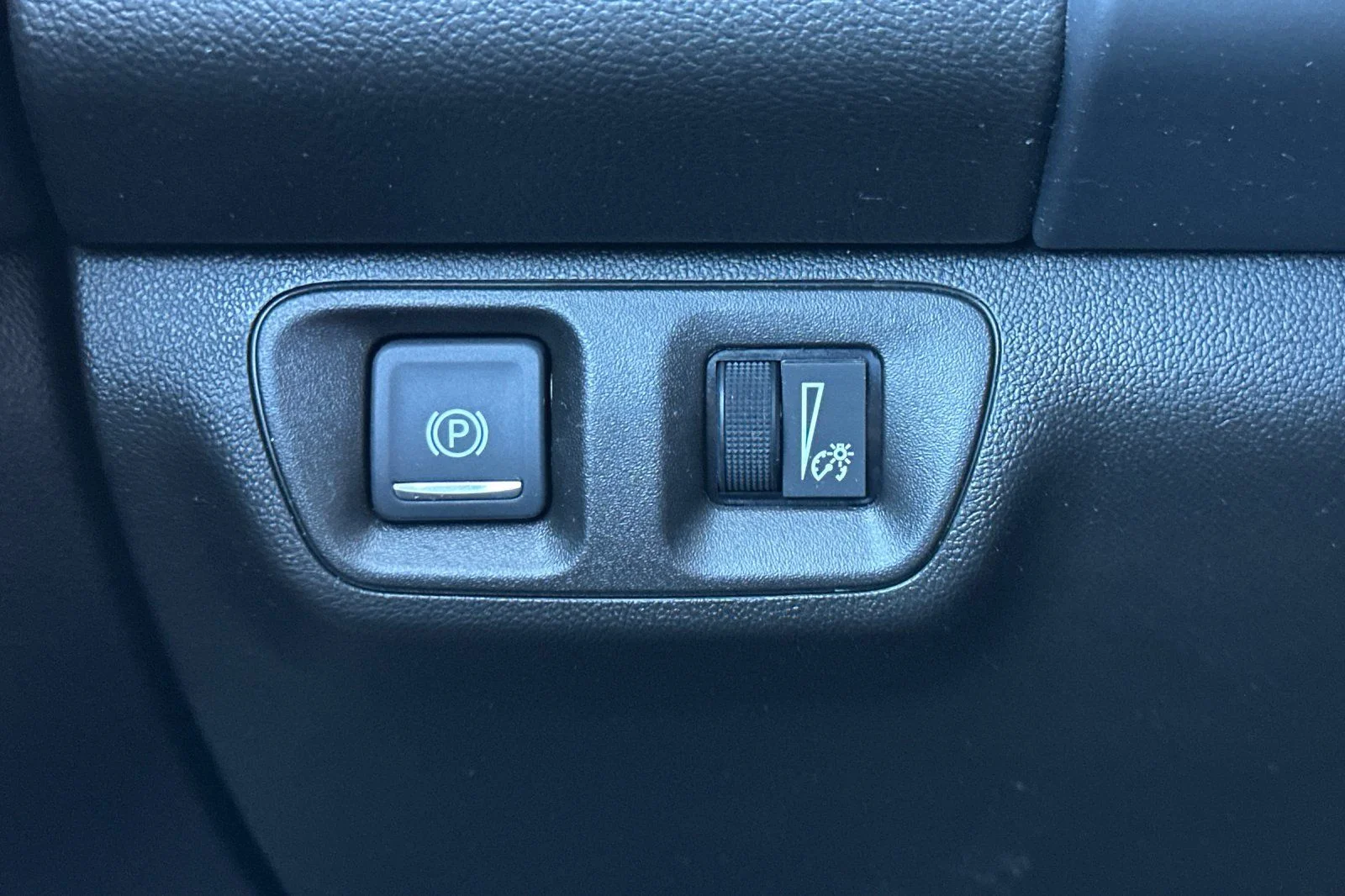 Used 2022 White GMC SLE image 31