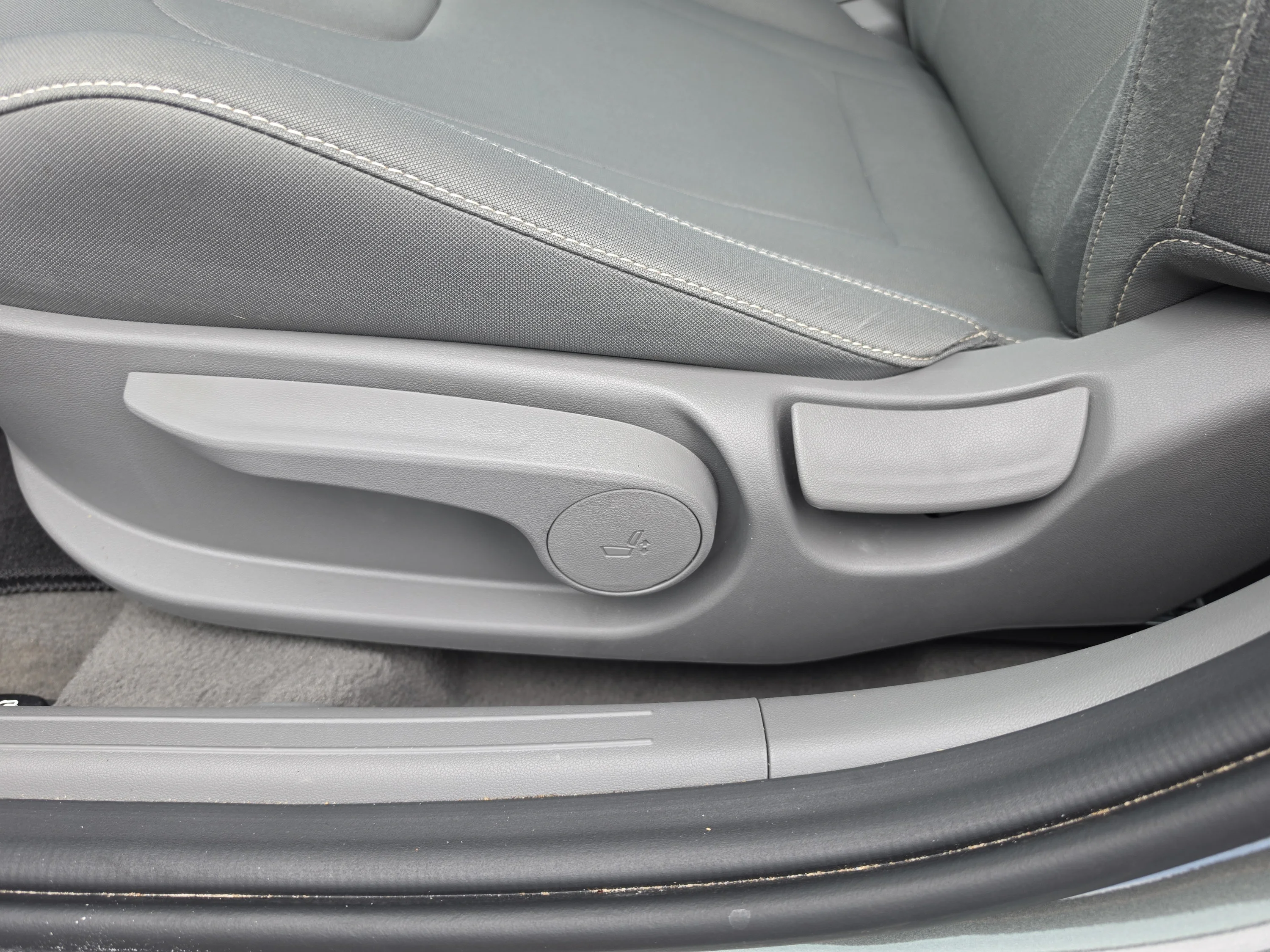 Used 2025 Amazon Gray Hyundai SEL Convenience image 23