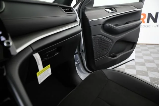 New 2026 Bright White Clear-Coat Exterior Paint Jeep Altitude image 15