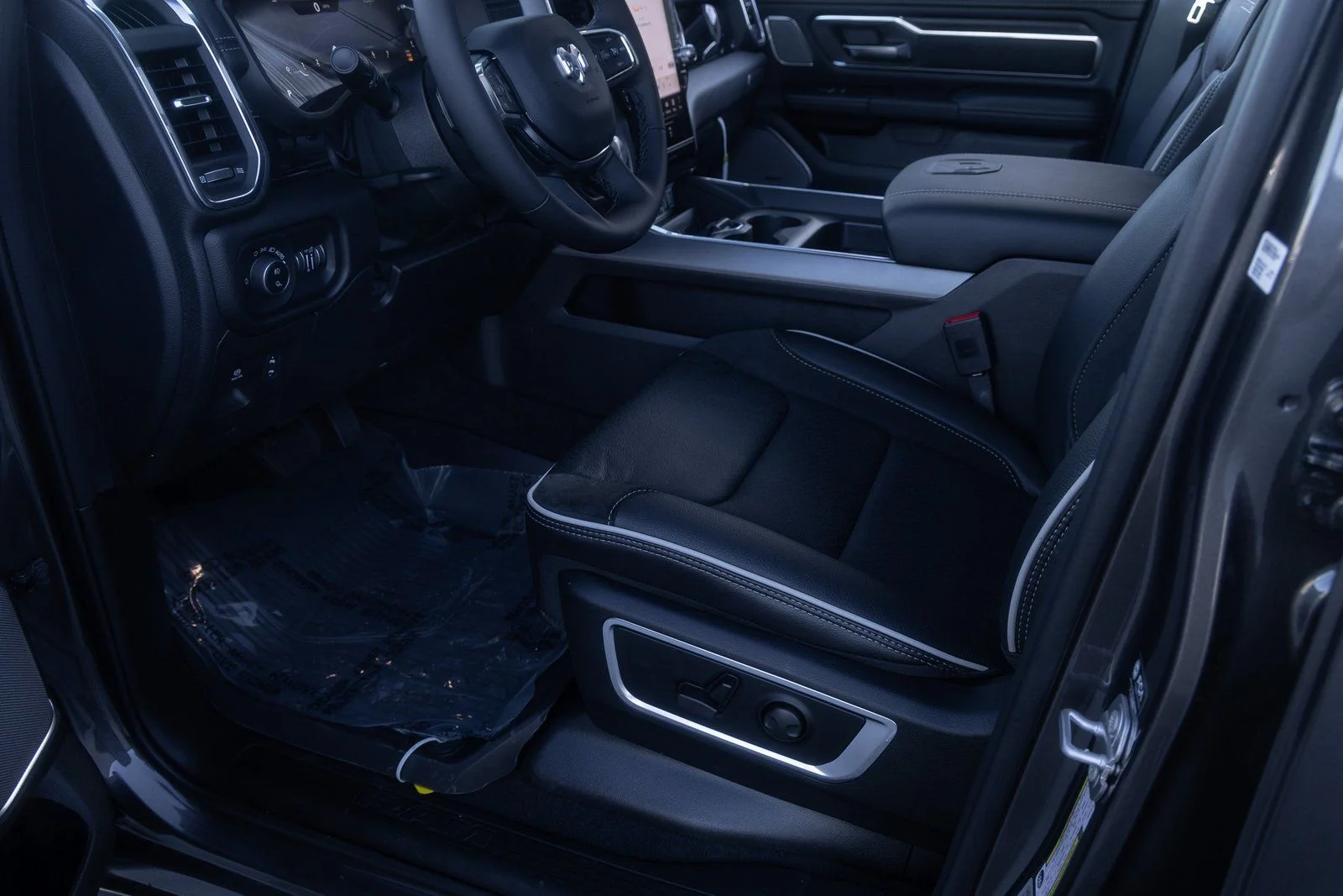 New 2026 Granite Crystal Metallic Clear-Coat Exterior Paint RAM Laramie image 18