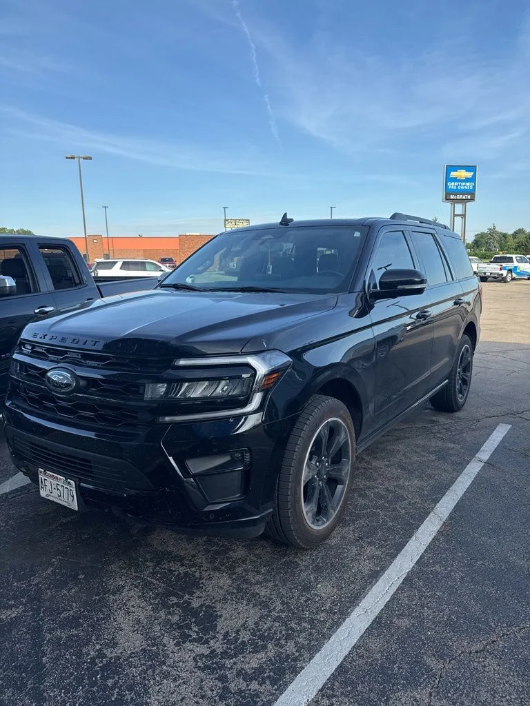 Used 2022  Ford Limited image 2