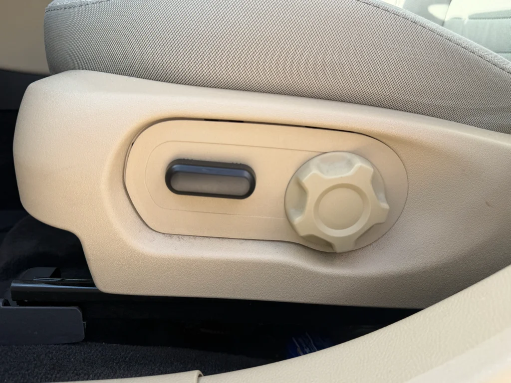 Used 2016 Oxford White Ford SE image 25