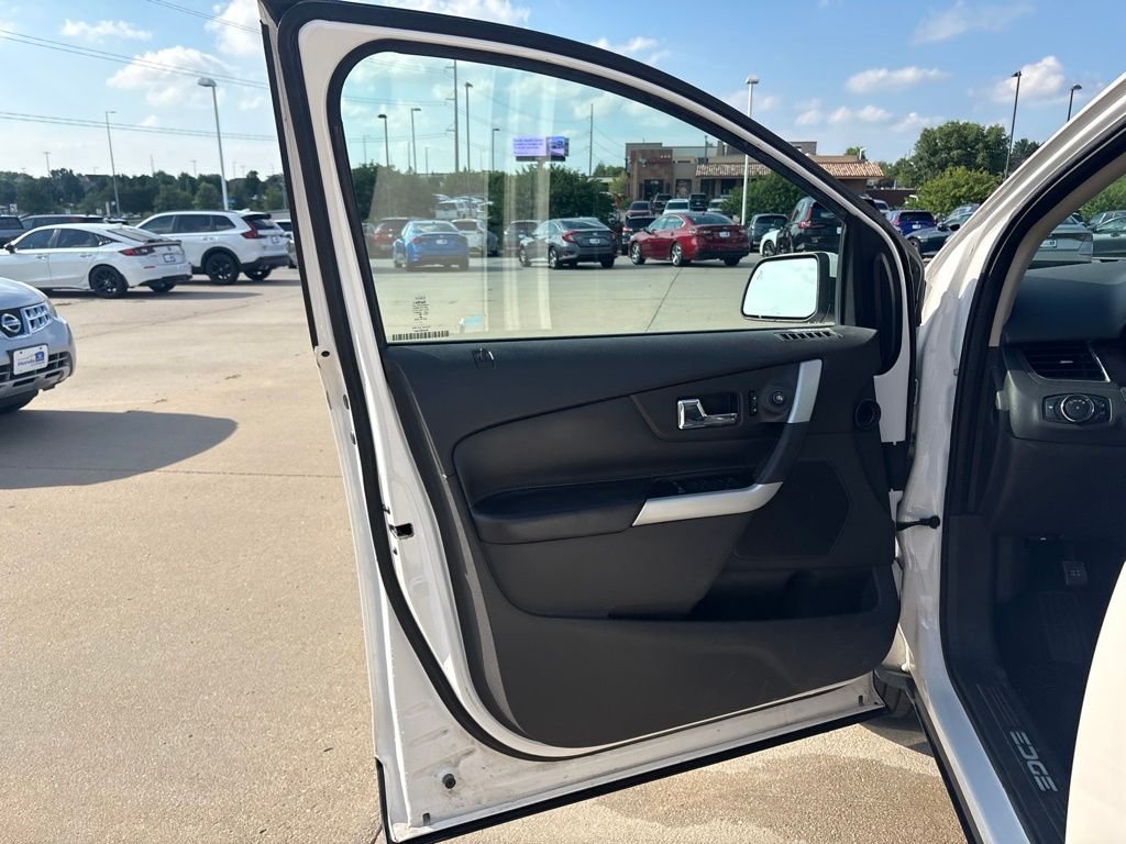 Used 2014 White Platinum Clearcoat Metallic Ford Limited image 9