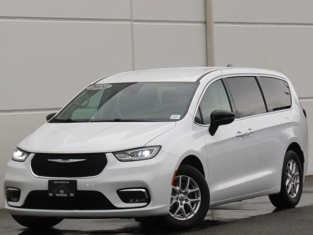2024 Chrysler Pacifica Touring L's photo