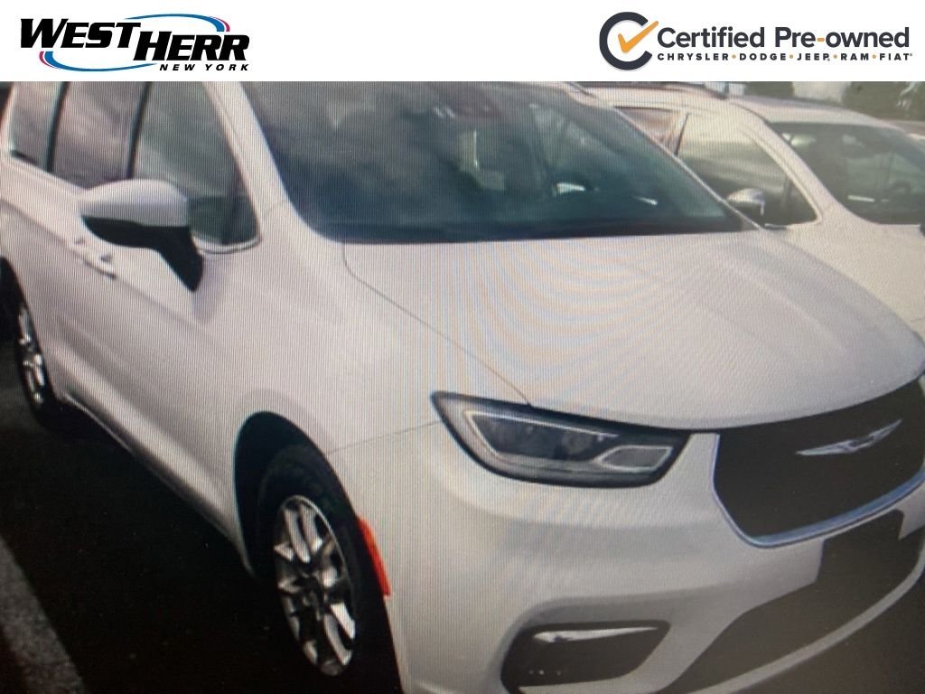 2023 Chrysler Pacifica Touring L's photo