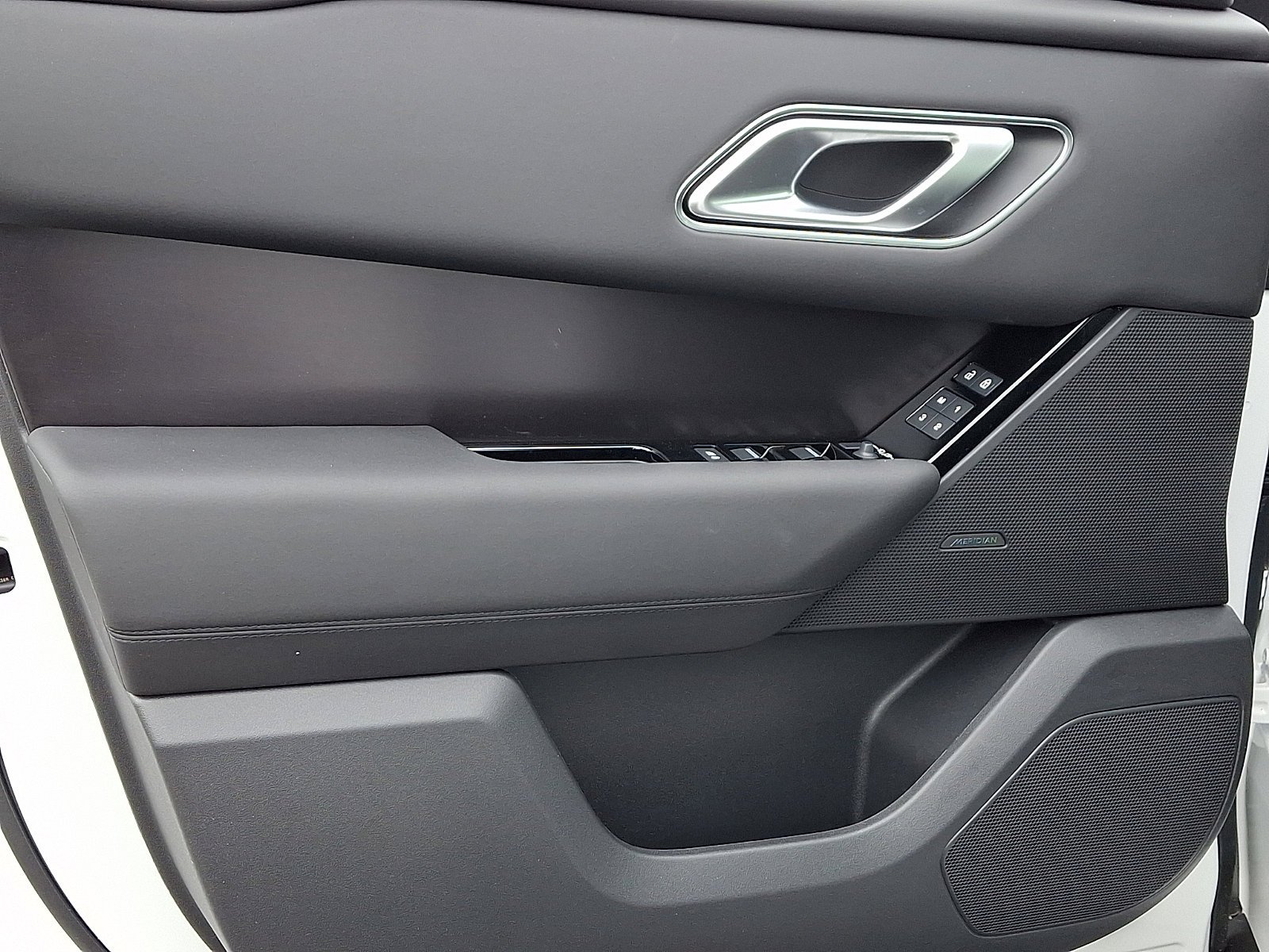 New 2026 Ostuni Pearl White Land Rover Dynamic SE image 7