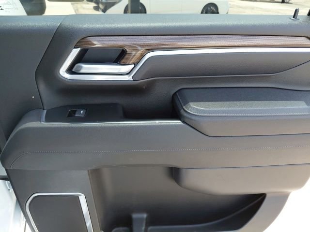 Used 2025 White Chevrolet LT image 29