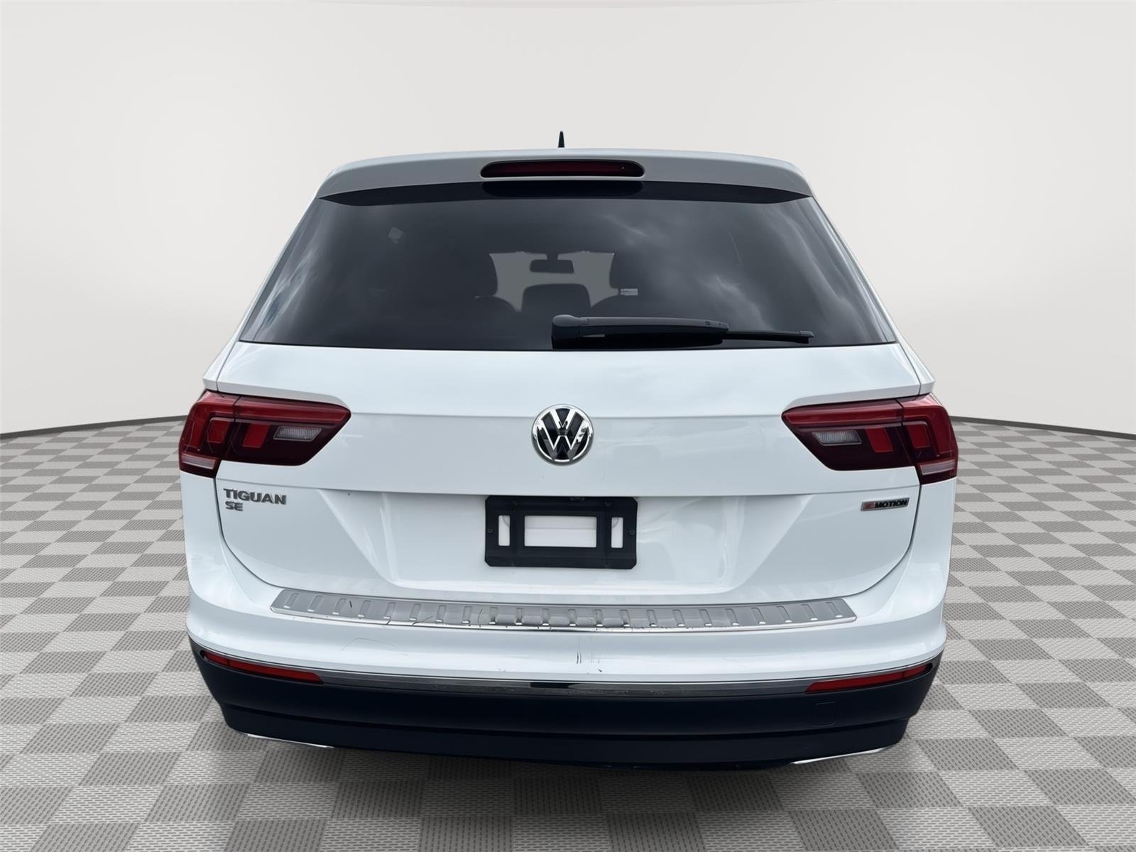 Used 2021 Pure White Volkswagen SE image 13