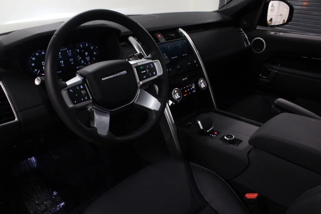 Used 2025 Santorini Black Metallic Land Rover S image 4