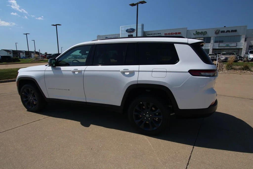 New 2026 Bright White Clear-Coat Exterior Paint Jeep Limited image 16