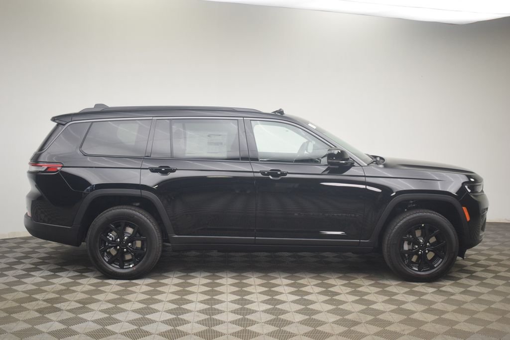 New 2026 Diamond Black Crystal Pearl-Coat Exterior Paint Jeep Altitude image 3
