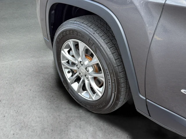 Used 2019 Gray Jeep Latitude Plus image 27