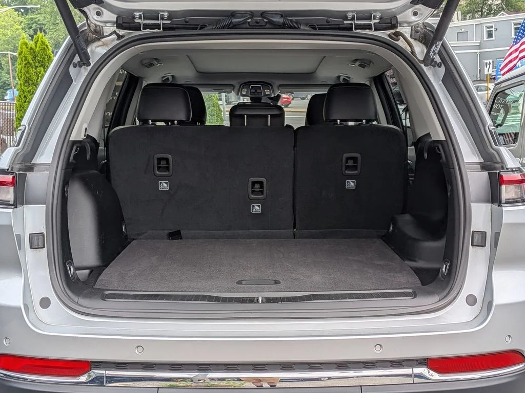 Used 2023 Silver Jeep Limited image 7