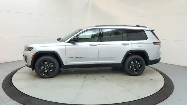 New 2026 Silver Zynith Exterior Paint Jeep Limited image 6