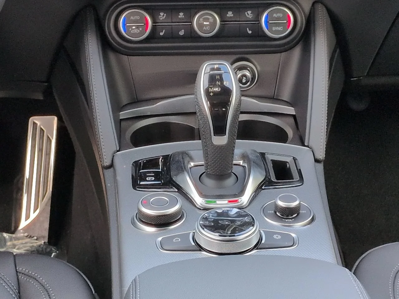 New 2026 Moonlight Gray Metallic Exterior Paint Alfa Romeo  image 18