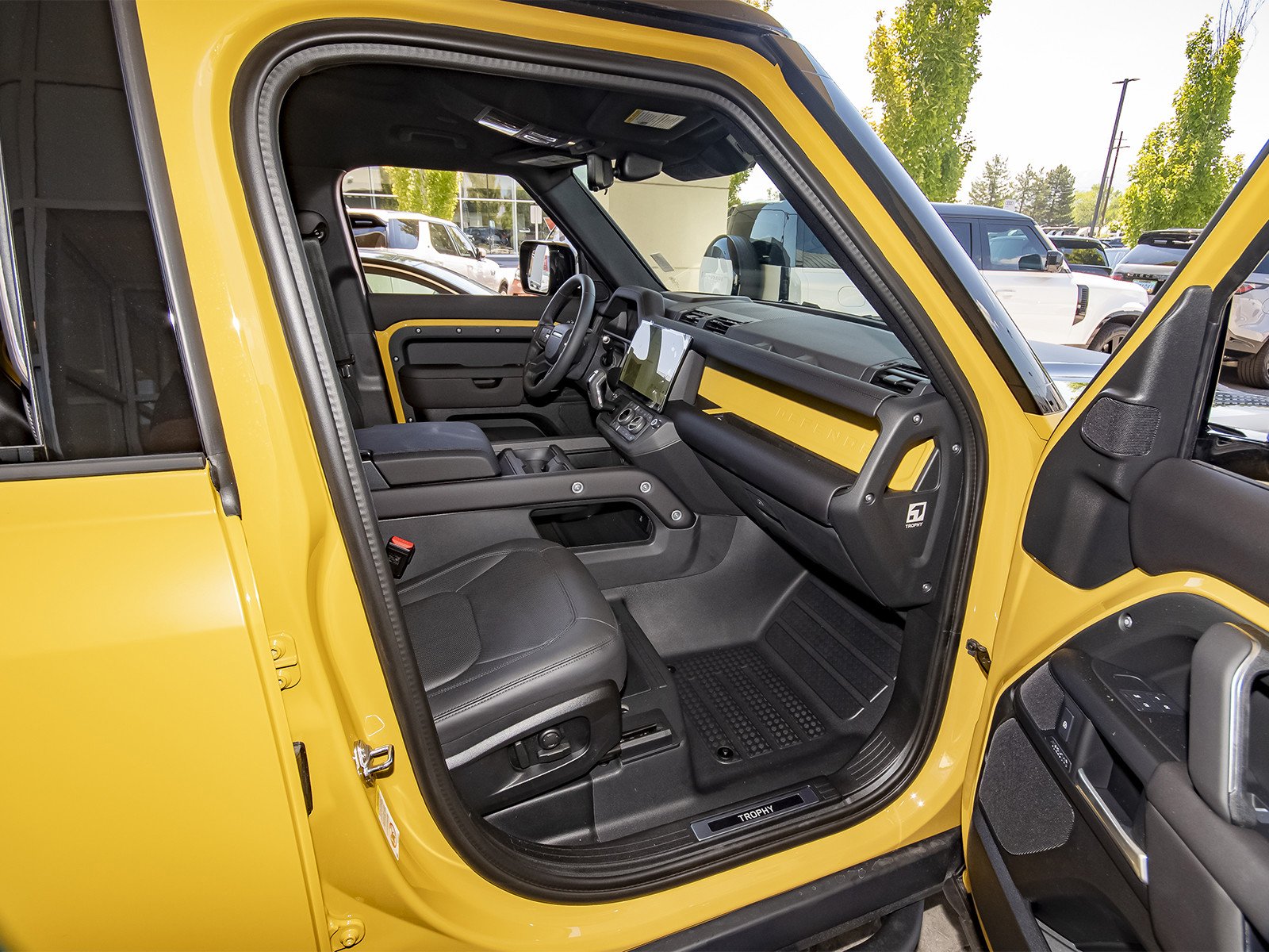 New 2026 Deep Sandglow Yellow Land Rover  image 43