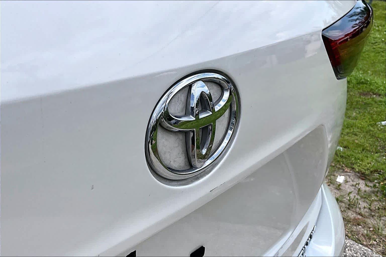 Used 2021 Blizzard Pearl Toyota Platinum image 10