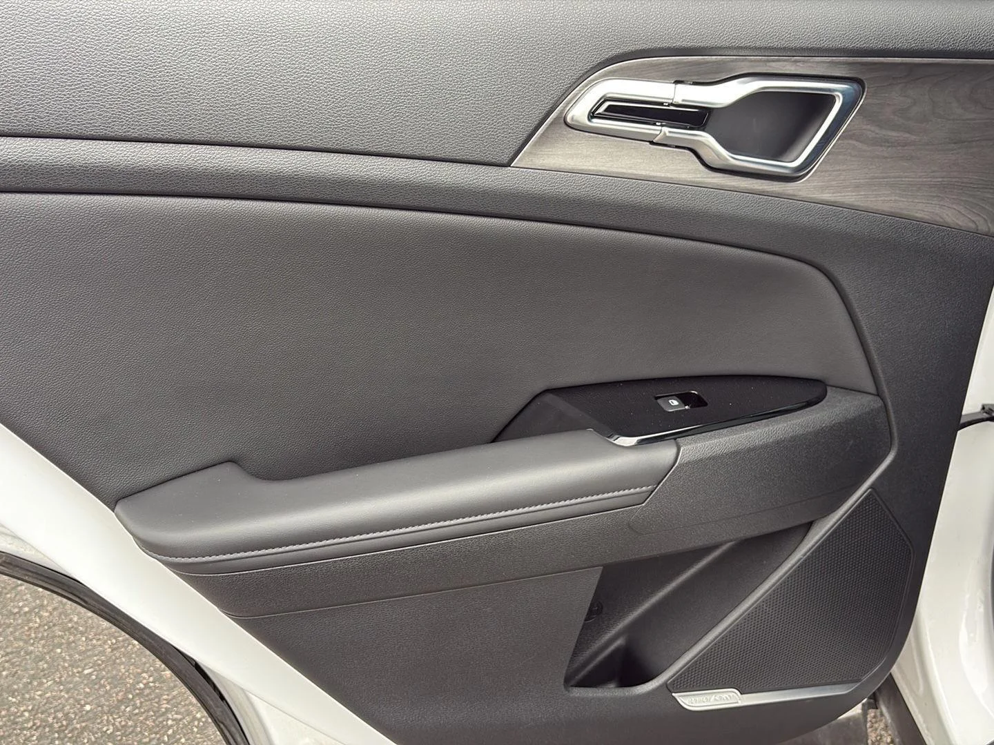 Used 2024 Glacial White Pearl/Ebony Black Roof Kia X-Pro image 17