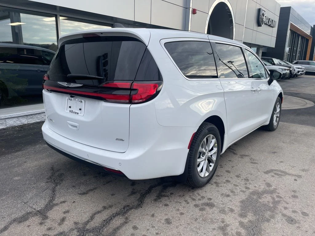 New 2026 Bright White Clear-Coat Exterior Paint Chrysler Select image 8