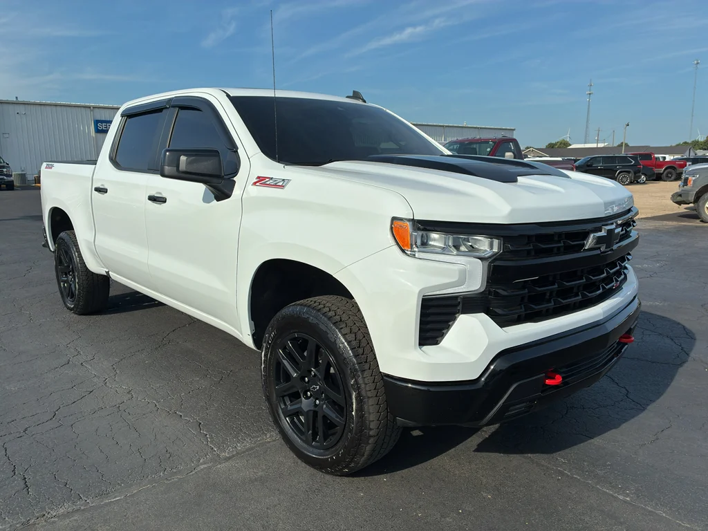 Used 2025 Summit White Chevrolet LT Trail Boss image 3