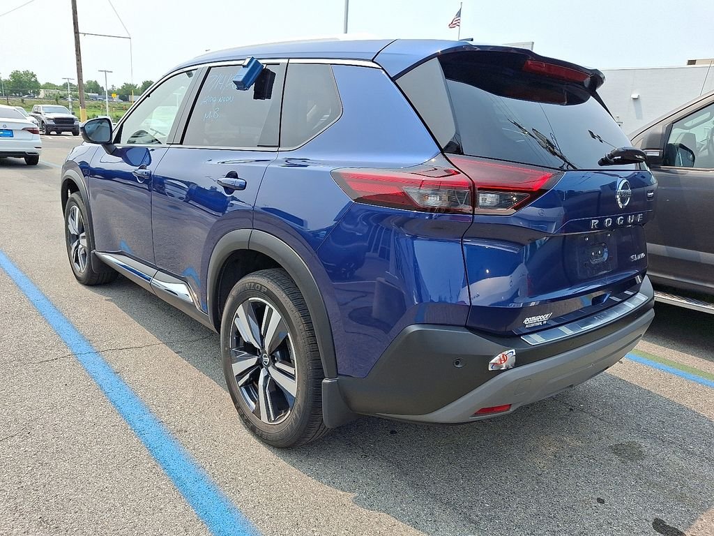 Used 2021 Blue Nissan SL image 5