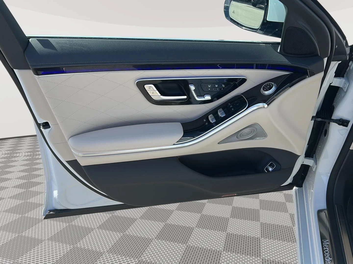 New 2026 MANUFAKTUR Moonlight White Metallic Mercedes-Benz S 580 image 12