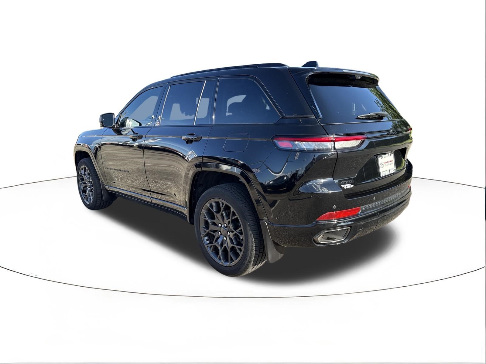 Used 2025 Diamond Black Crystal Pearlcoat Jeep Summit Reserve image 5